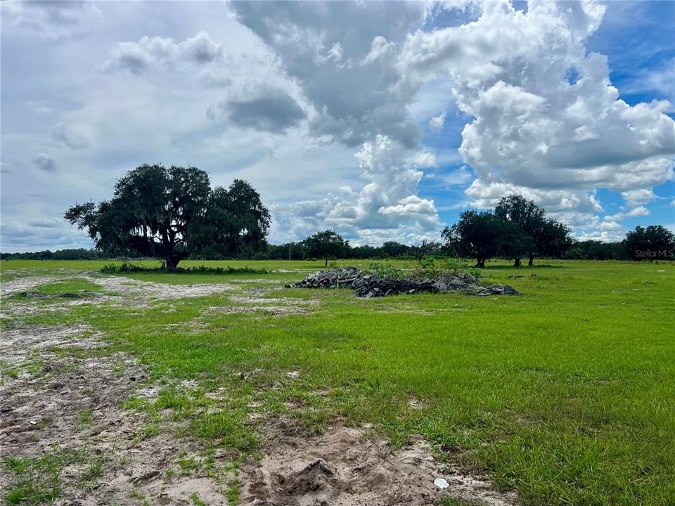 На продажу: $3,000,000 (80.10 acres)