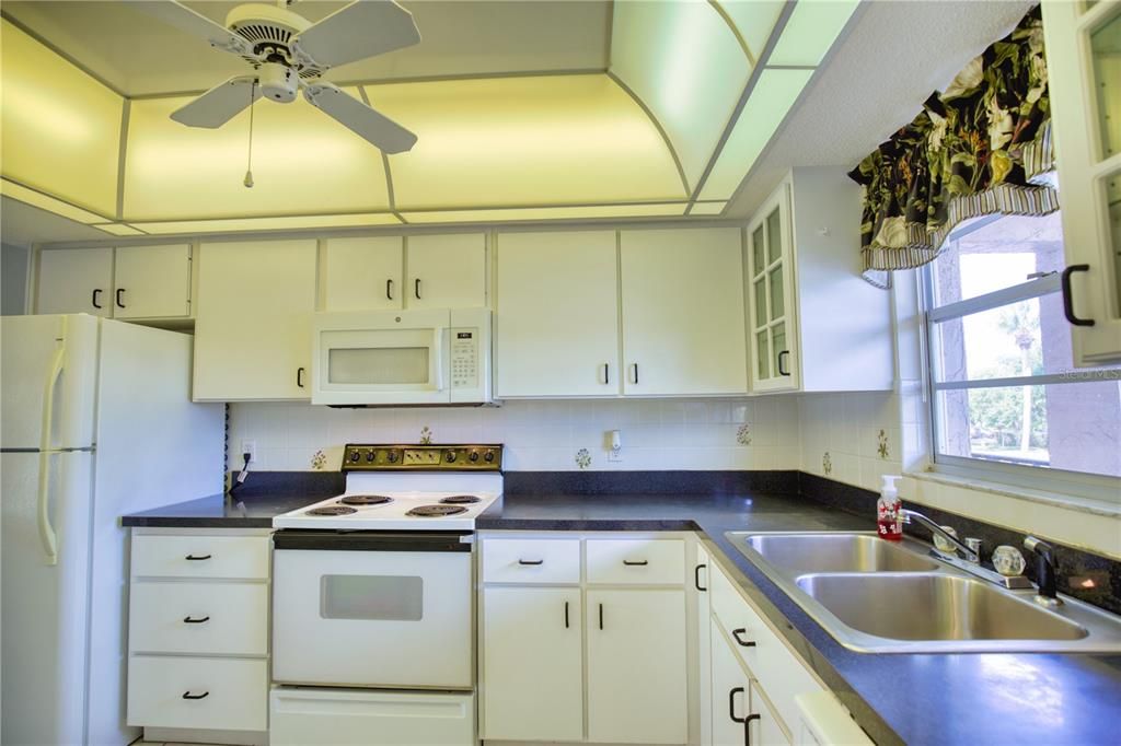 For Rent: $1,400 (2 beds, 2 baths, 864 Square Feet)