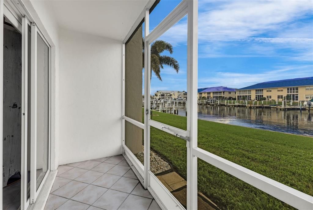 For Sale: $220,000 (2 beds, 2 baths, 1114 Square Feet)