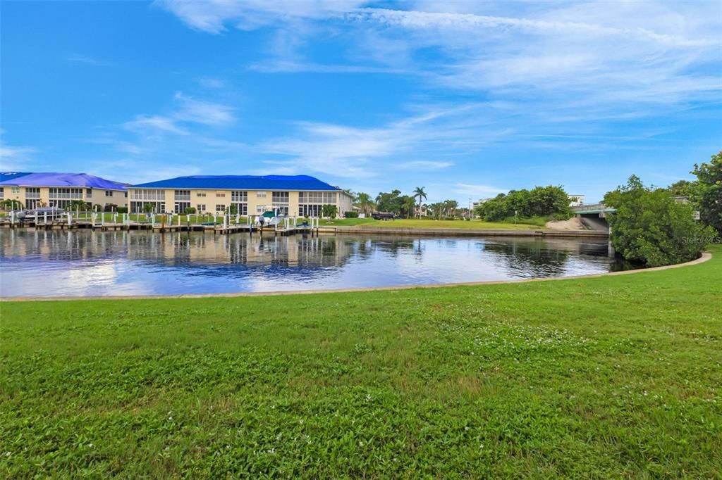 For Sale: $220,000 (2 beds, 2 baths, 1114 Square Feet)