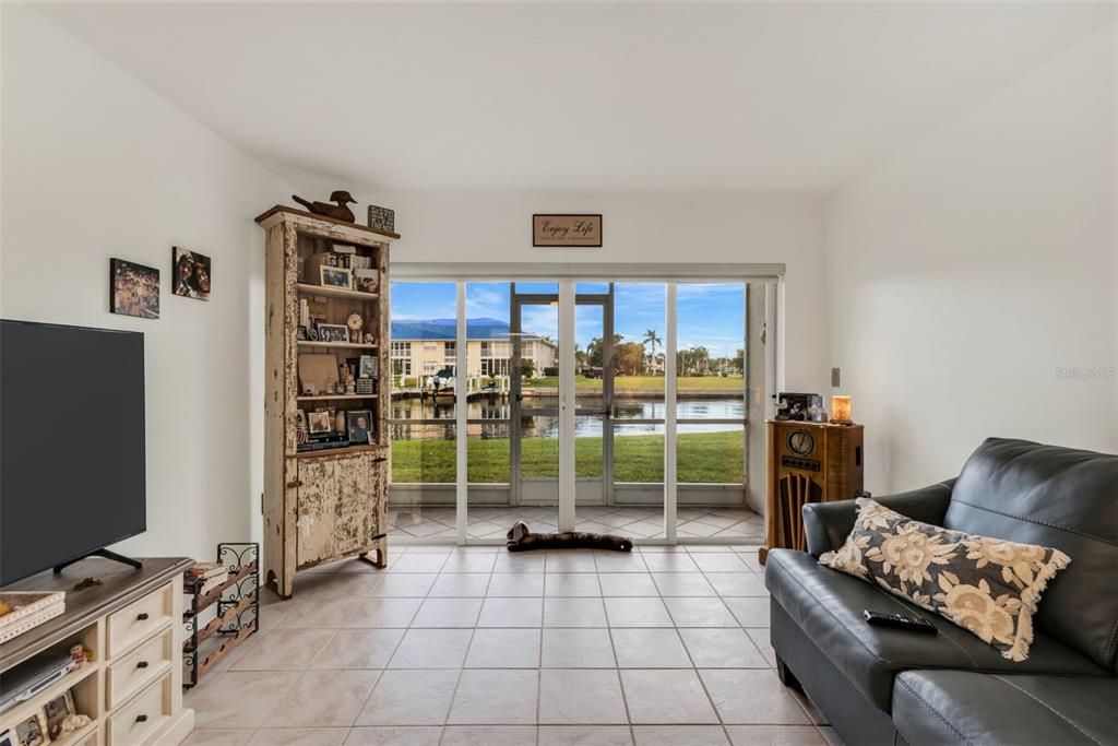 For Sale: $220,000 (2 beds, 2 baths, 1114 Square Feet)