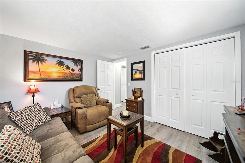 合同活跃: $649,000 (4 贝兹, 2 浴室, 2370 平方英尺)