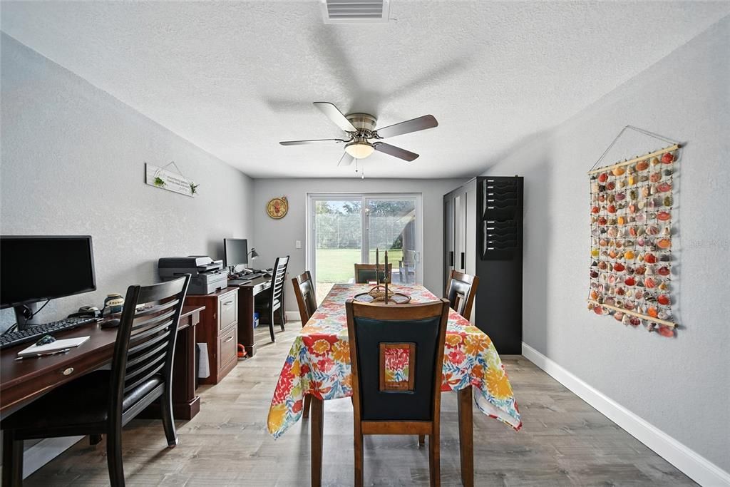 合同活跃: $649,000 (4 贝兹, 2 浴室, 2370 平方英尺)