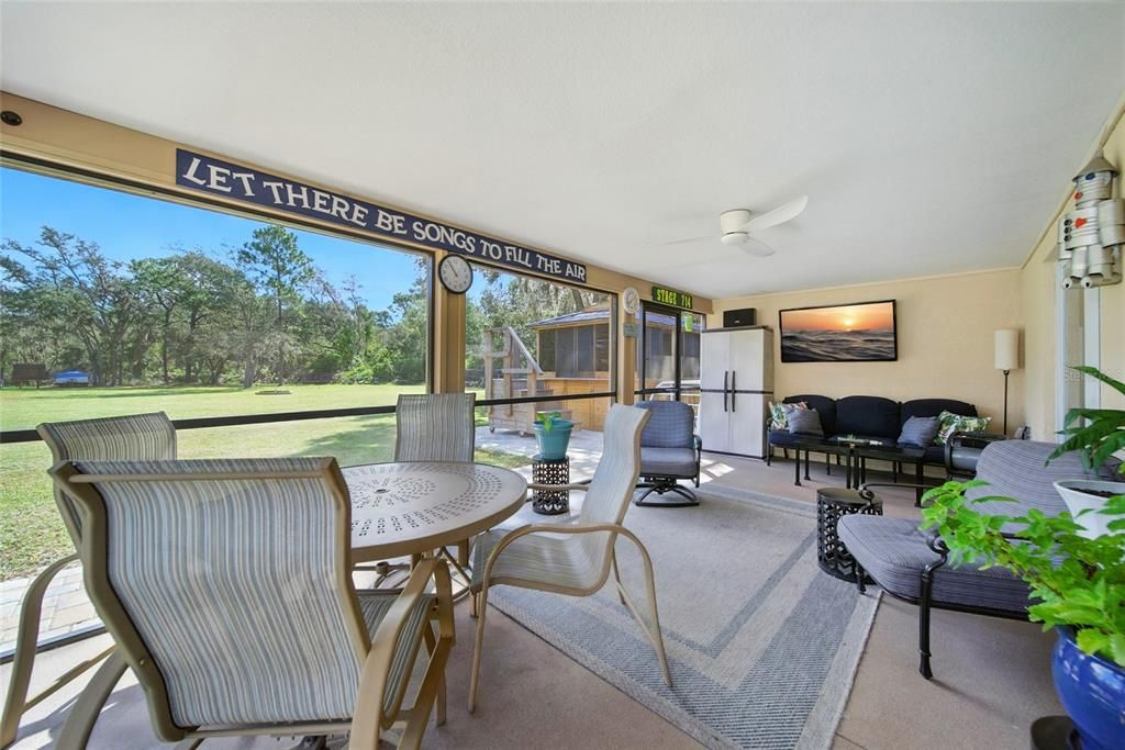 合同活跃: $649,000 (4 贝兹, 2 浴室, 2370 平方英尺)