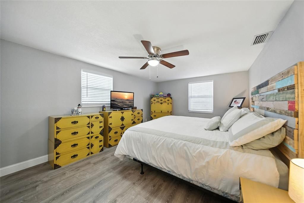 合同活跃: $649,000 (4 贝兹, 2 浴室, 2370 平方英尺)