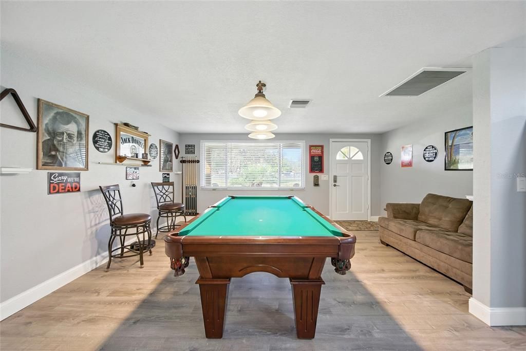 合同活跃: $649,000 (4 贝兹, 2 浴室, 2370 平方英尺)