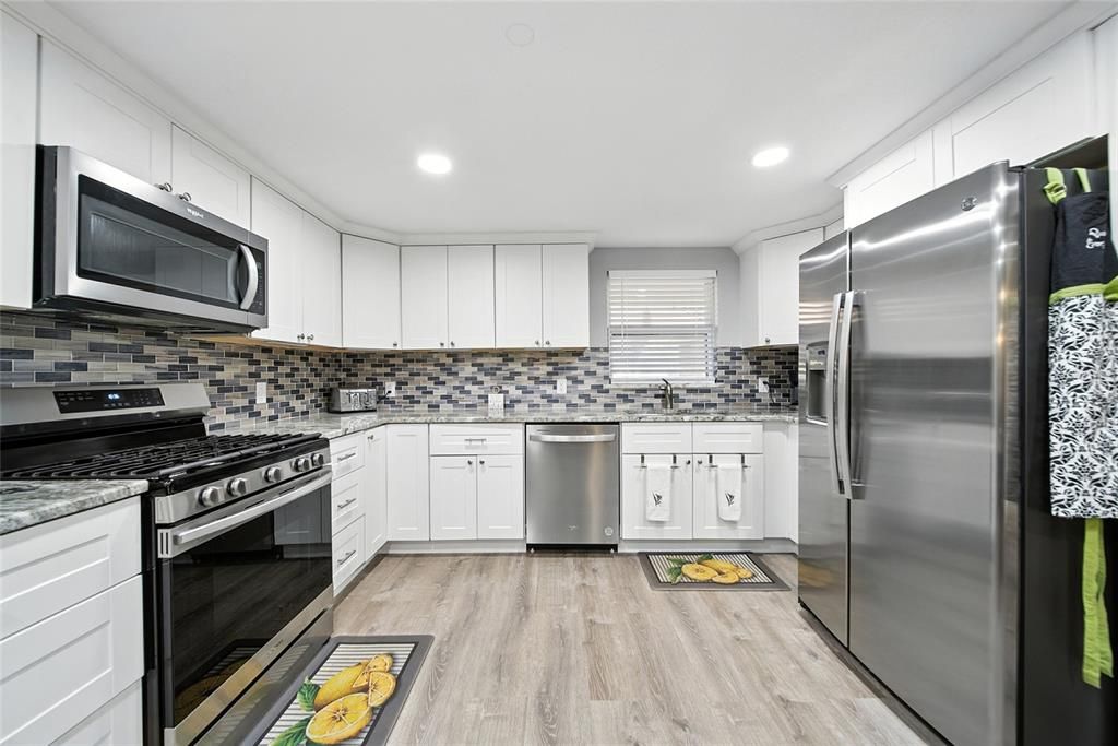 合同活跃: $649,000 (4 贝兹, 2 浴室, 2370 平方英尺)