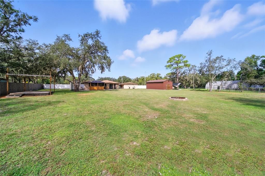 合同活跃: $649,000 (4 贝兹, 2 浴室, 2370 平方英尺)