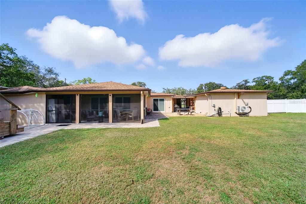 合同活跃: $649,000 (4 贝兹, 2 浴室, 2370 平方英尺)