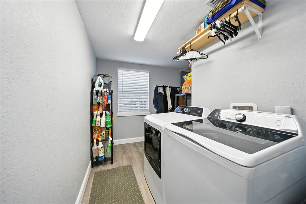 合同活跃: $649,000 (4 贝兹, 2 浴室, 2370 平方英尺)