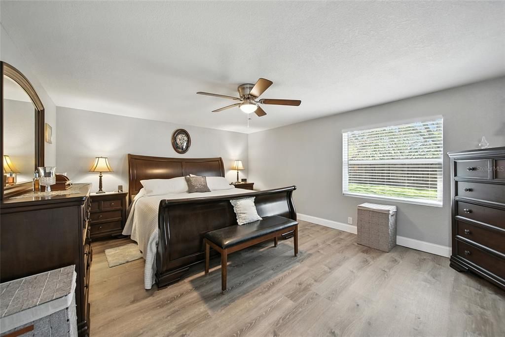 合同活跃: $649,000 (4 贝兹, 2 浴室, 2370 平方英尺)