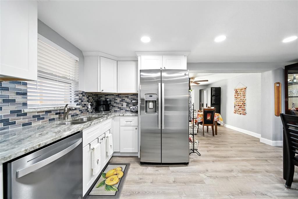 合同活跃: $649,000 (4 贝兹, 2 浴室, 2370 平方英尺)