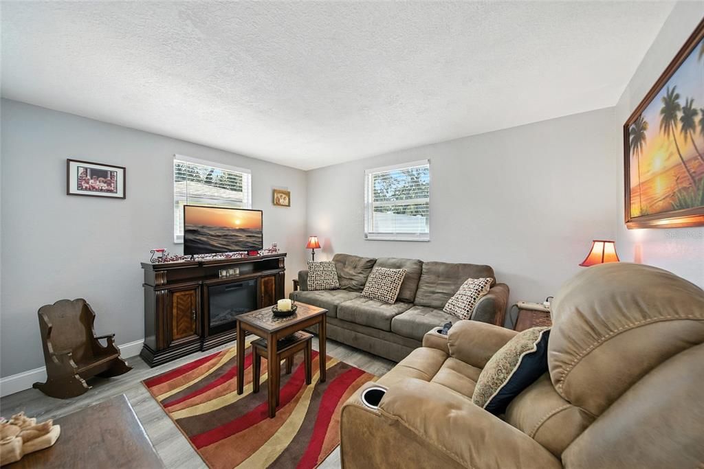 合同活跃: $649,000 (4 贝兹, 2 浴室, 2370 平方英尺)