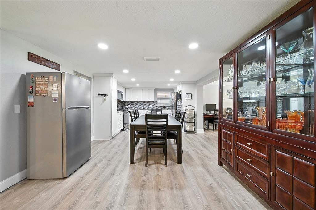 合同活跃: $649,000 (4 贝兹, 2 浴室, 2370 平方英尺)