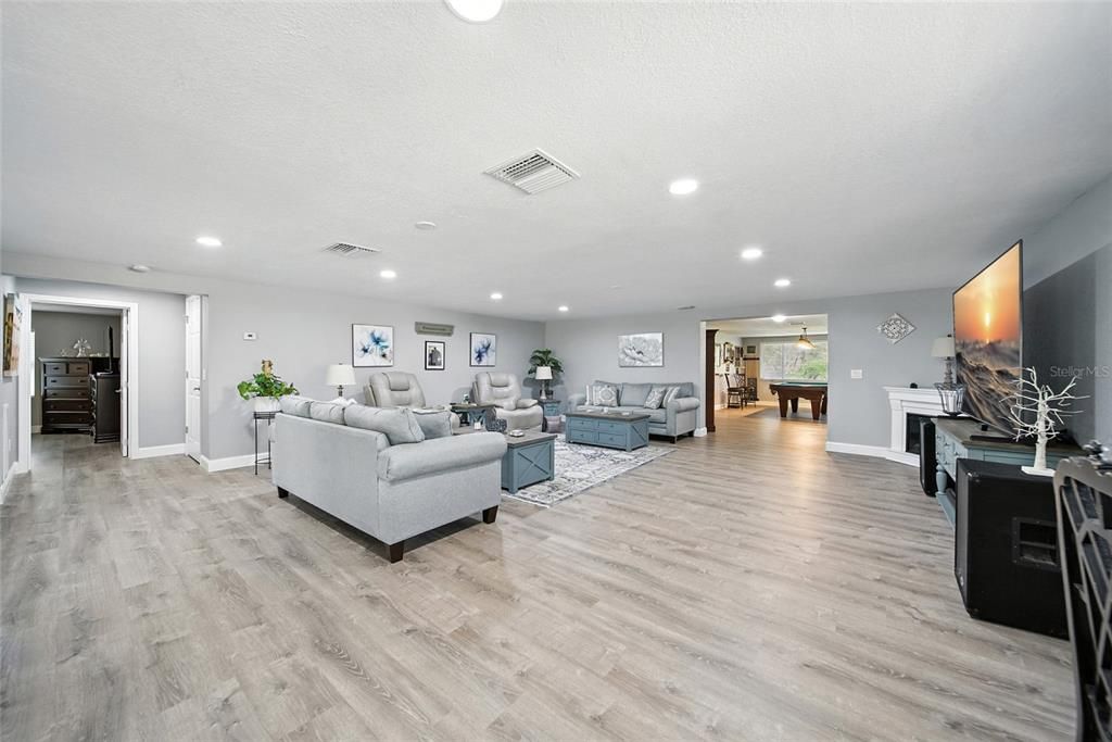 合同活跃: $649,000 (4 贝兹, 2 浴室, 2370 平方英尺)