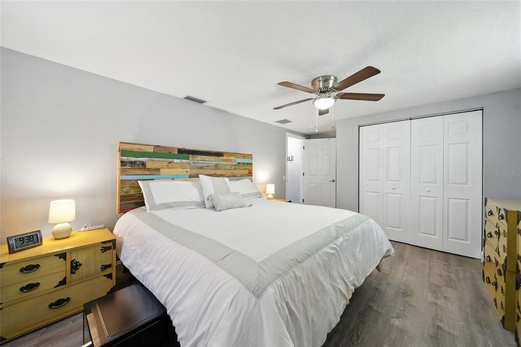 合同活跃: $649,000 (4 贝兹, 2 浴室, 2370 平方英尺)