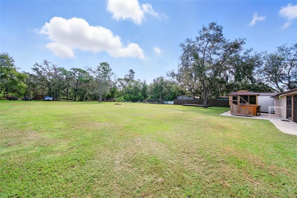 合同活跃: $649,000 (4 贝兹, 2 浴室, 2370 平方英尺)