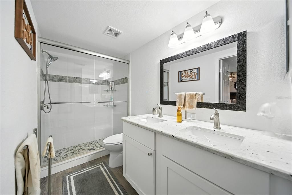 合同活跃: $649,000 (4 贝兹, 2 浴室, 2370 平方英尺)