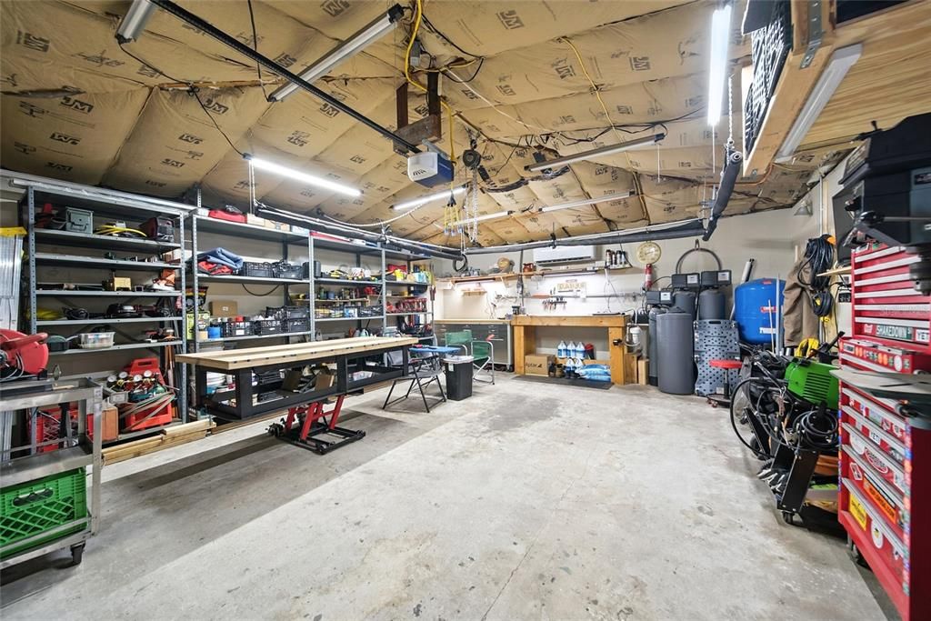 合同活跃: $649,000 (4 贝兹, 2 浴室, 2370 平方英尺)