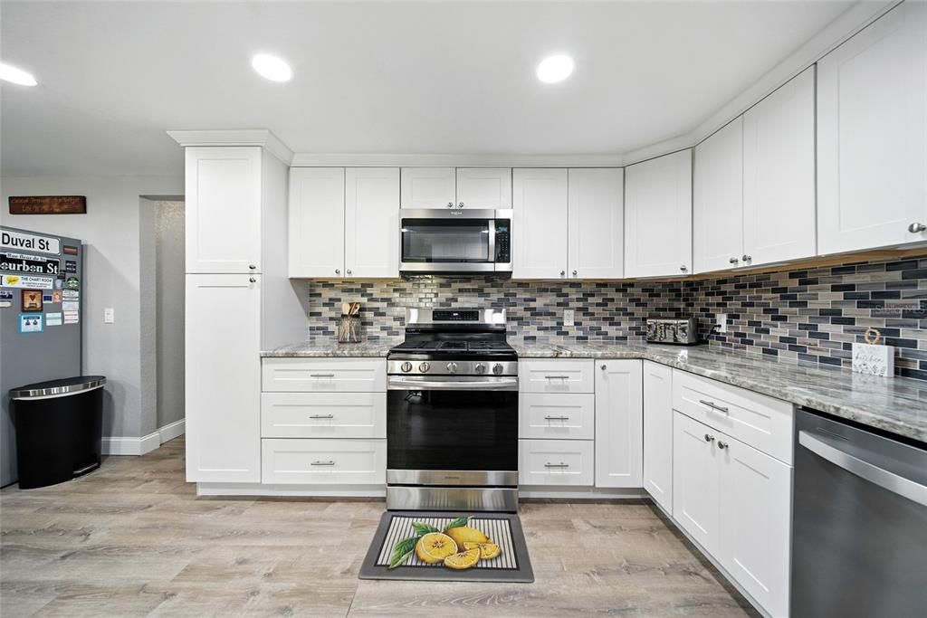 合同活跃: $649,000 (4 贝兹, 2 浴室, 2370 平方英尺)