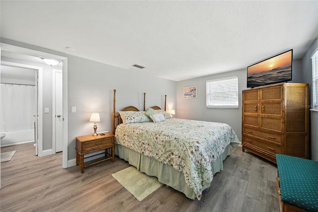 合同活跃: $649,000 (4 贝兹, 2 浴室, 2370 平方英尺)