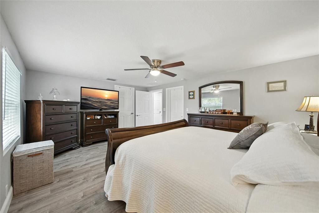 合同活跃: $649,000 (4 贝兹, 2 浴室, 2370 平方英尺)