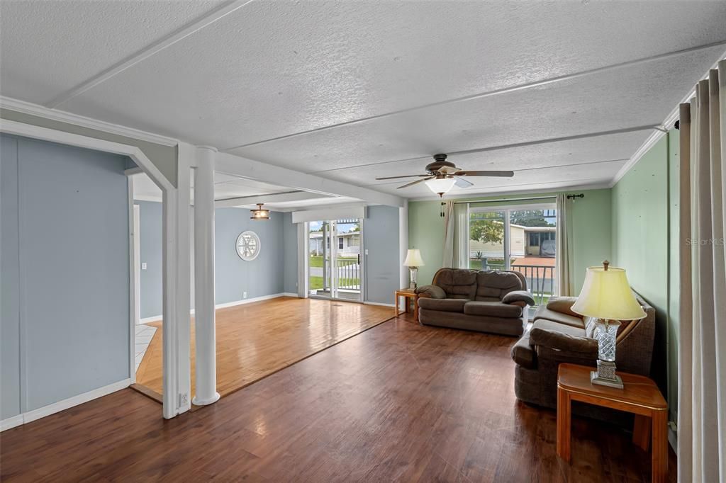 For Sale: $118,400 (2 beds, 2 baths, 1152 Square Feet)