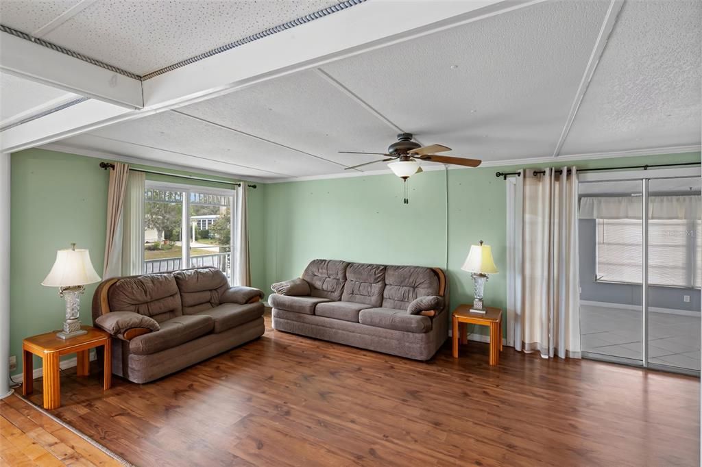 For Sale: $118,400 (2 beds, 2 baths, 1152 Square Feet)