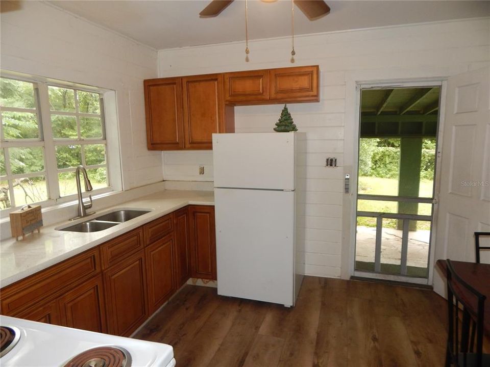 For Sale: $190,000 (2 beds, 1 baths, 648 Square Feet)