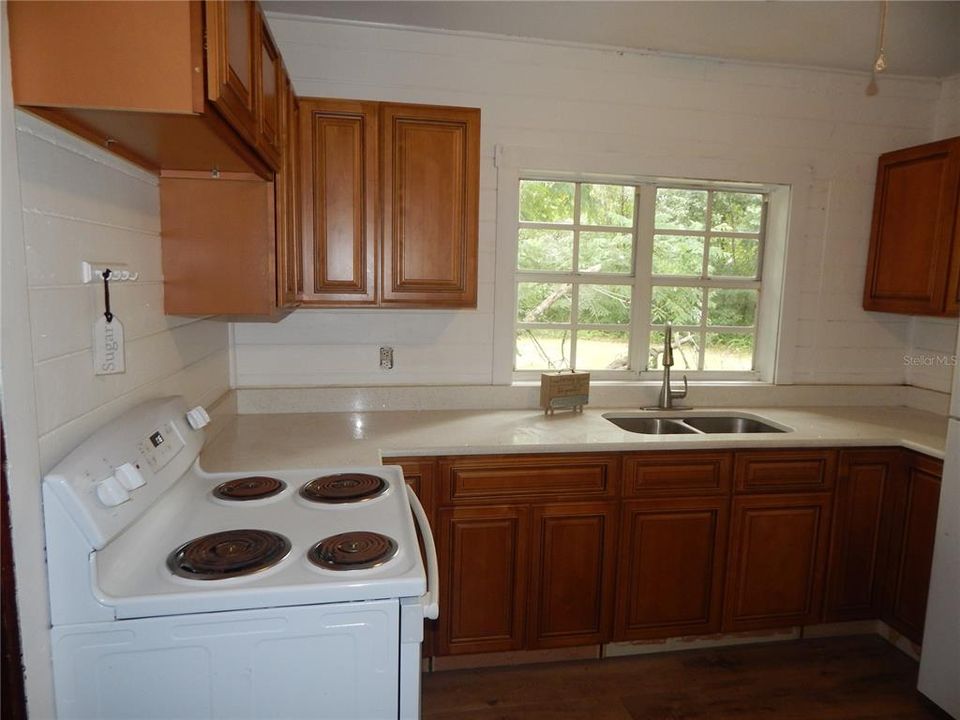 For Sale: $190,000 (2 beds, 1 baths, 648 Square Feet)