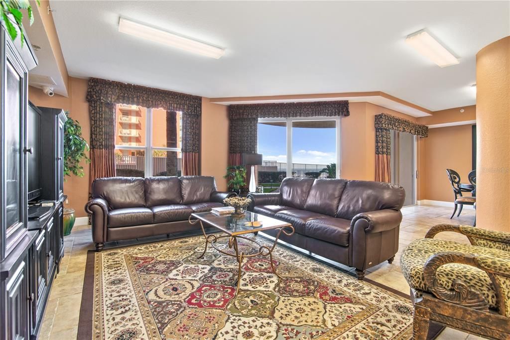 En Venta: $569,000 (3 camas, 3 baños, 1980 Pies cuadrados)