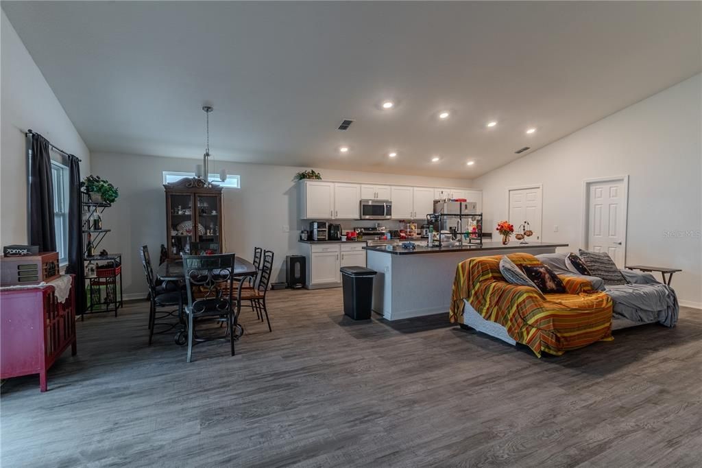 合同活跃: $355,000 (3 贝兹, 2 浴室, 2004 平方英尺)