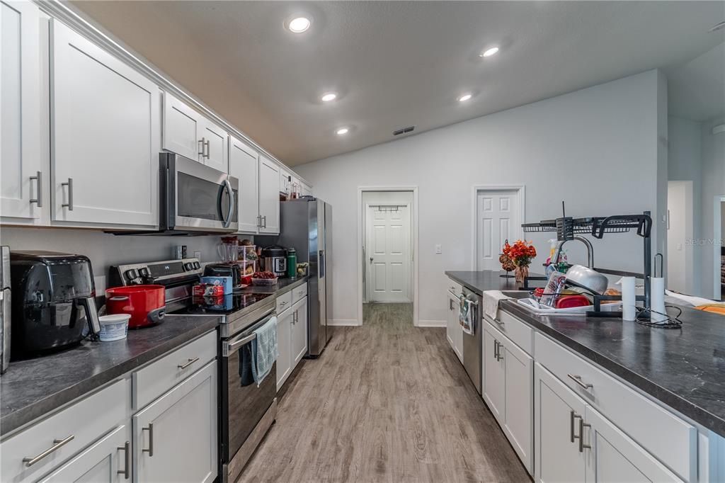 合同活跃: $355,000 (3 贝兹, 2 浴室, 2004 平方英尺)