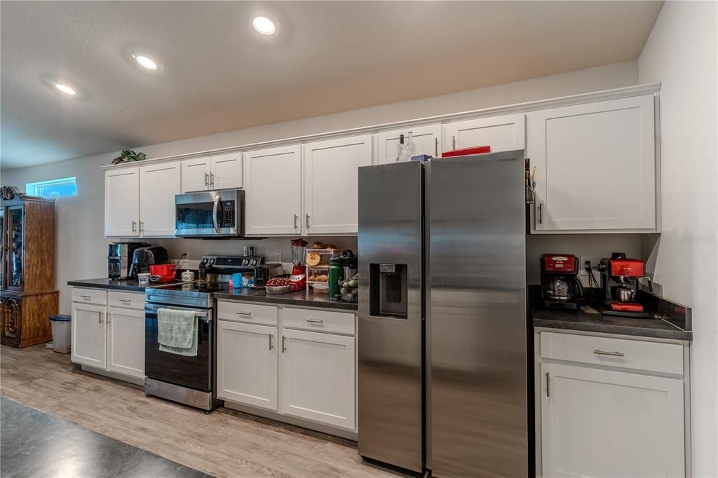 合同活跃: $355,000 (3 贝兹, 2 浴室, 2004 平方英尺)