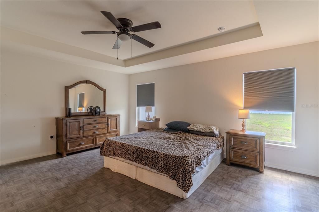 合同活跃: $355,000 (3 贝兹, 2 浴室, 2004 平方英尺)