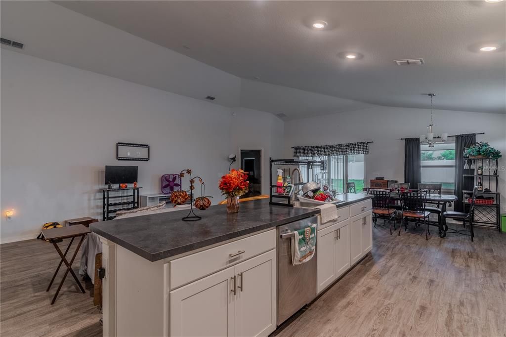 合同活跃: $355,000 (3 贝兹, 2 浴室, 2004 平方英尺)