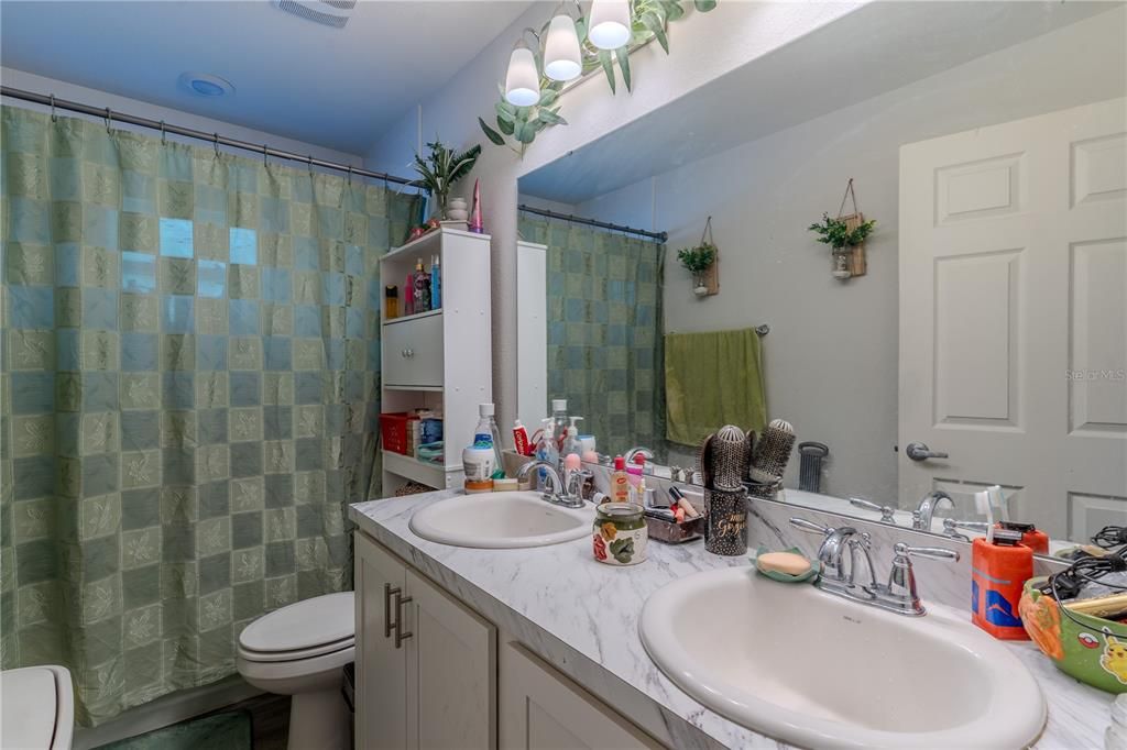 合同活跃: $355,000 (3 贝兹, 2 浴室, 2004 平方英尺)