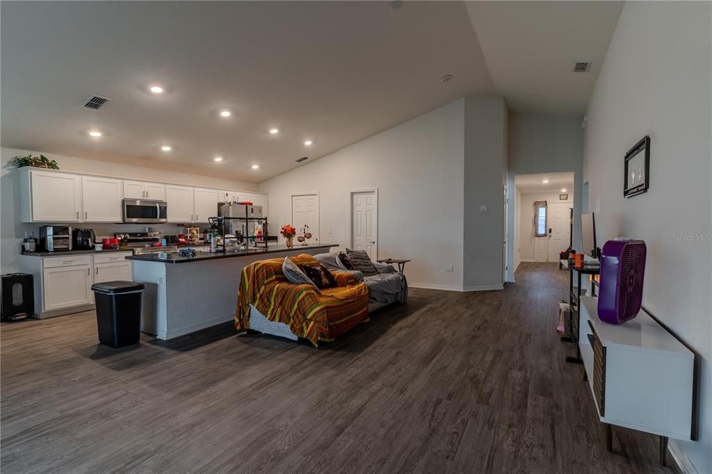 合同活跃: $355,000 (3 贝兹, 2 浴室, 2004 平方英尺)