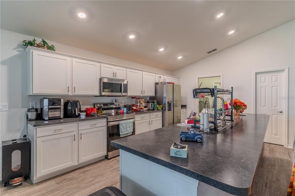 合同活跃: $355,000 (3 贝兹, 2 浴室, 2004 平方英尺)