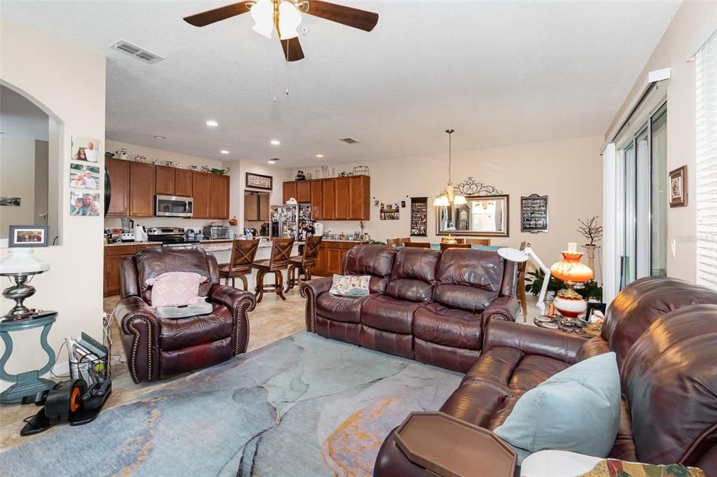 На продажу: $308,000 (3 спален, 2 ванн, 2075 Квадратных фут)