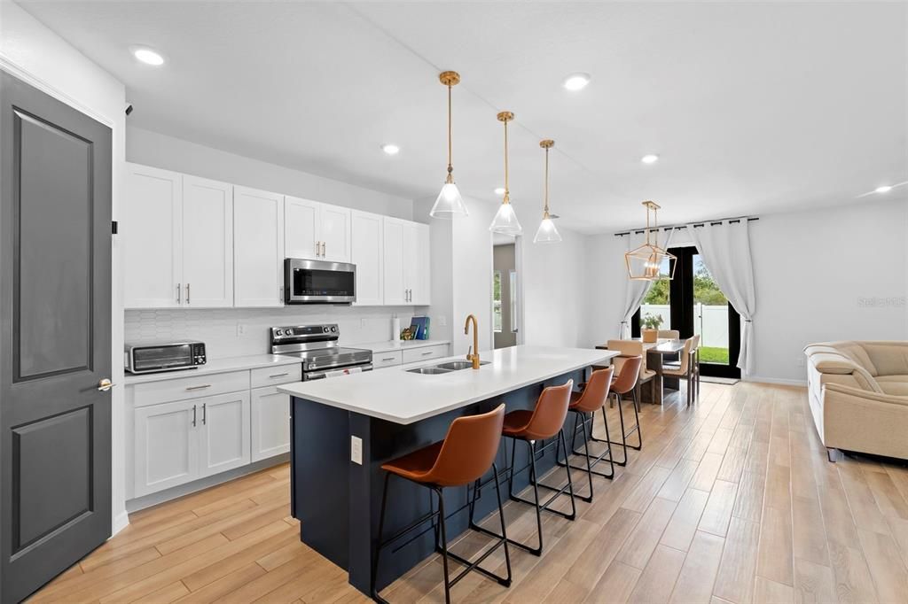 Под контрактом: $410,000 (4 спален, 2 ванн, 1890 Квадратных фут)