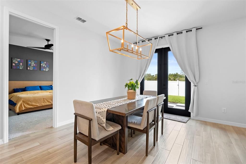 Под контрактом: $410,000 (4 спален, 2 ванн, 1890 Квадратных фут)