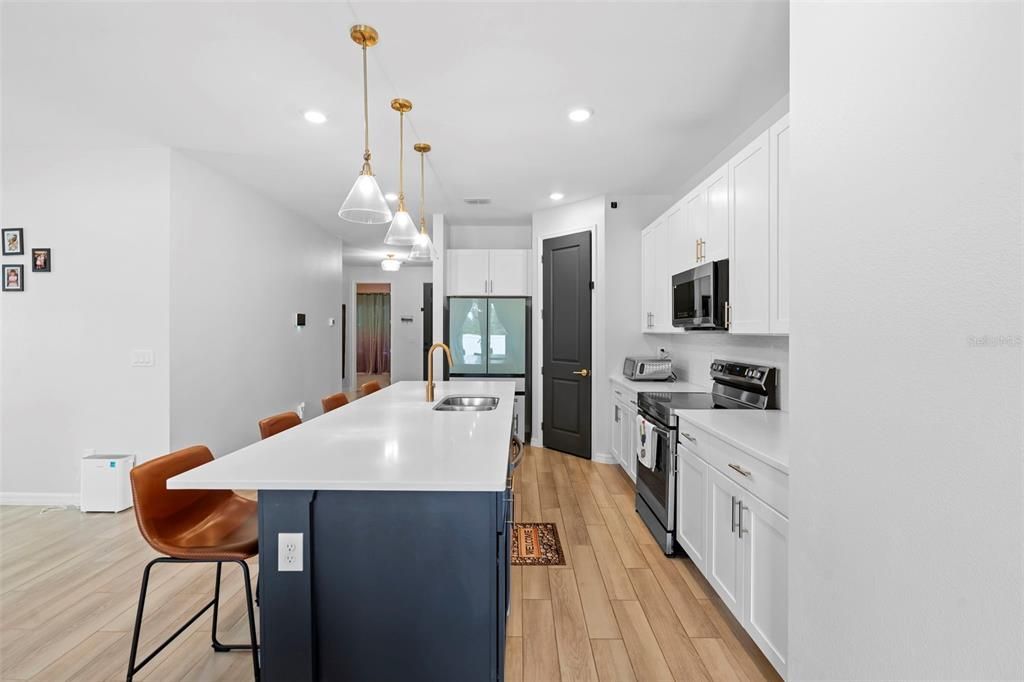 Под контрактом: $410,000 (4 спален, 2 ванн, 1890 Квадратных фут)