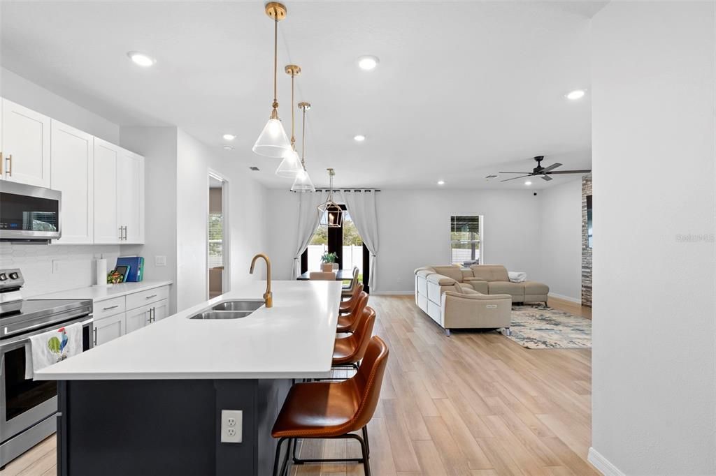 Под контрактом: $410,000 (4 спален, 2 ванн, 1890 Квадратных фут)