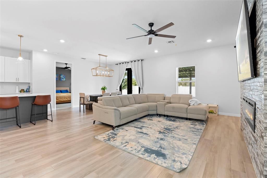 Под контрактом: $410,000 (4 спален, 2 ванн, 1890 Квадратных фут)