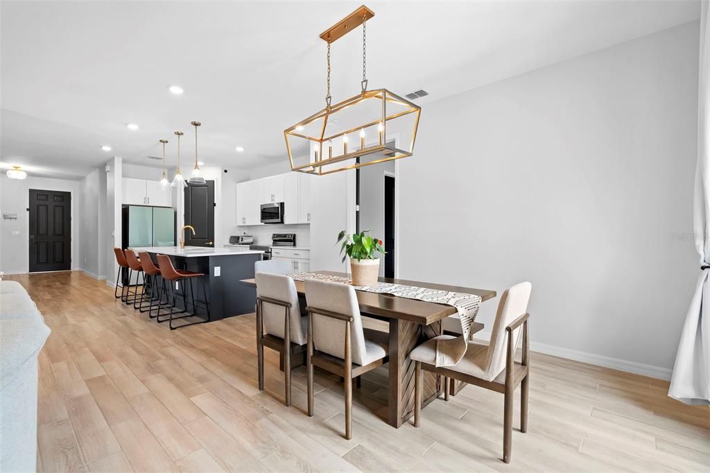 Под контрактом: $410,000 (4 спален, 2 ванн, 1890 Квадратных фут)