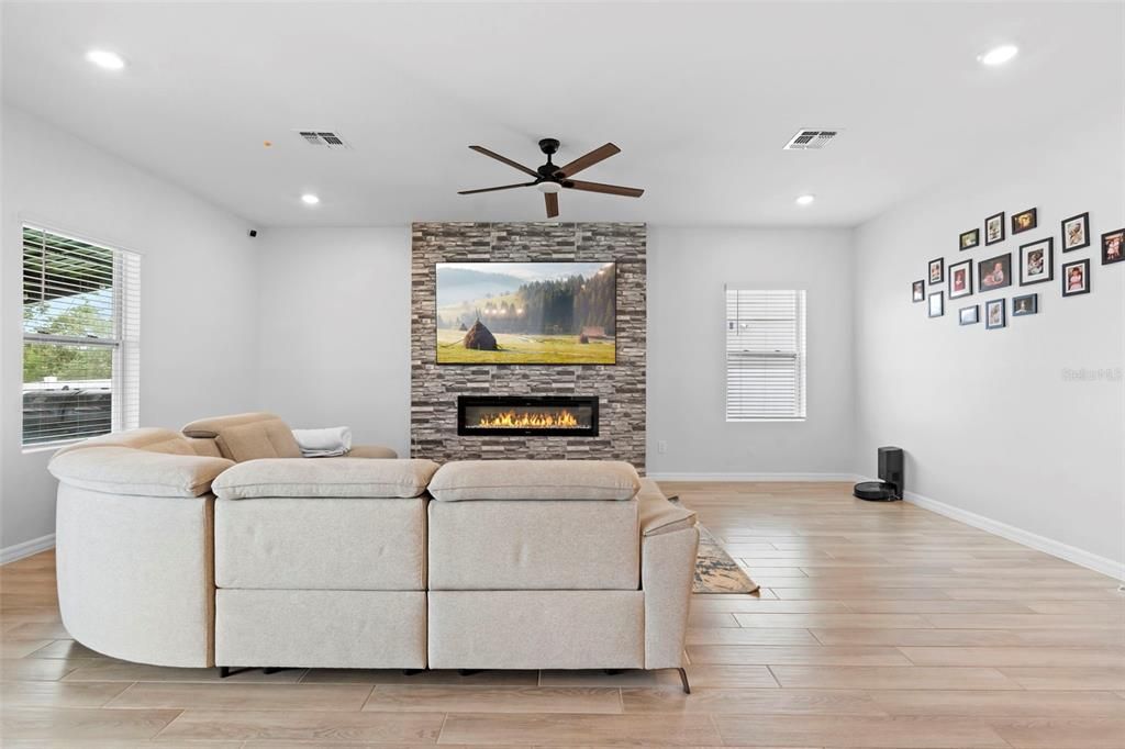 Под контрактом: $410,000 (4 спален, 2 ванн, 1890 Квадратных фут)