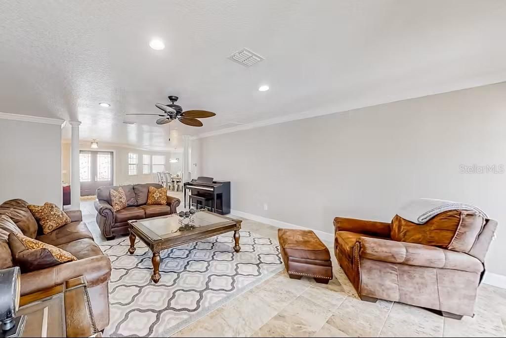 出租: $3,899 (5 贝兹, 4 浴室, 3328 平方英尺)