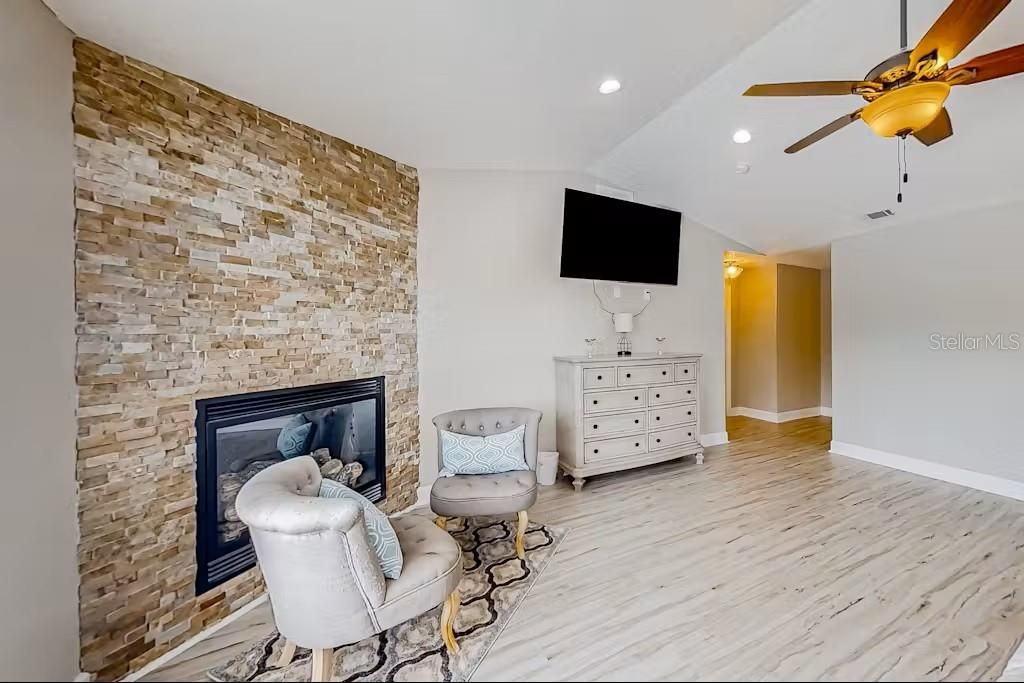 出租: $3,899 (5 贝兹, 4 浴室, 3328 平方英尺)