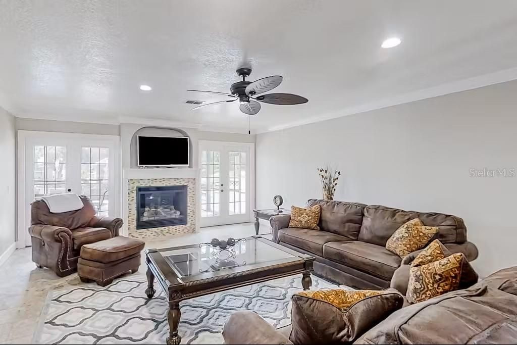 出租: $3,899 (5 贝兹, 4 浴室, 3328 平方英尺)